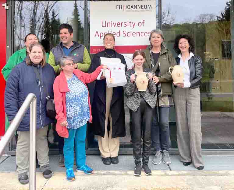 Fr. Eva Adamer-König Institutsleiterin der FH JoanneumFr. Laura Arndorfer Studierende an der FH Joanneum Andrea (Laden), Natalie (WS Mureck), Monika (Laden), Andrea (WS Mureck), Josef (WS Mureck), Daniela (WS Mureck), Sandra (WS Mureck nicht vor sondern hinter der Kamera 😊)